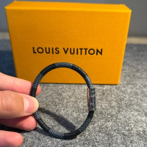Lv armband - Säljer nu dessa riktigt feta armband.  BOX INGÅR INTE! Pris kan diskuteras vid köp av flera produkter😁