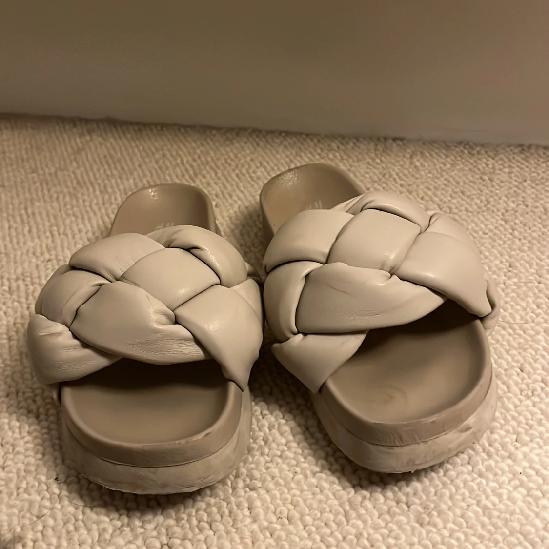 Beige flätade sandaler från H&M - 1