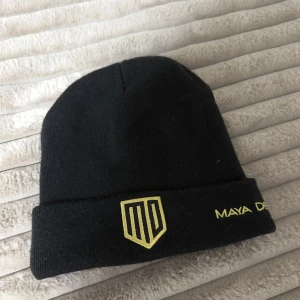 Svart mössa från Maya Delorez - Tvättad och använd ca 3 gånger 🤍nypris är ca 300kr