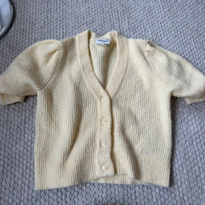 Kortärmad kofta - Gul kofta med korta ärmar💛det är den gula färgen som visas på första bilden, så inte lika stark som på den sista 