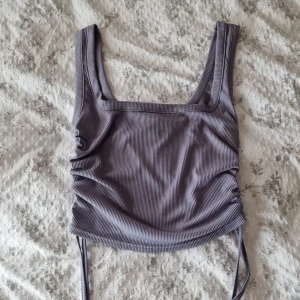 Linne - Supersnygg grå ribbad linnetopp från Missguided med fyrkantig ringning och dragsko i sidorna.