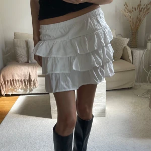 Vit volang kjol - Super fin vit volang kjol! Storlek xs men passar xxs-s. Knappt använd så är i ett väldigt gott skick!