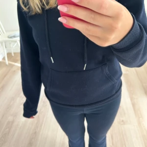 Mörkblå hoodie - Mörkblå hoodie i storlek xs. Lite nopprig men det går lätt att ta bort med en noppermaskin.