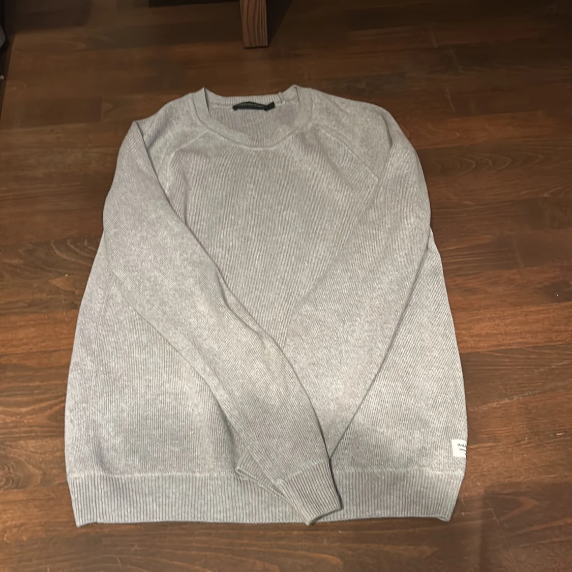 Grå stickad tröja peak