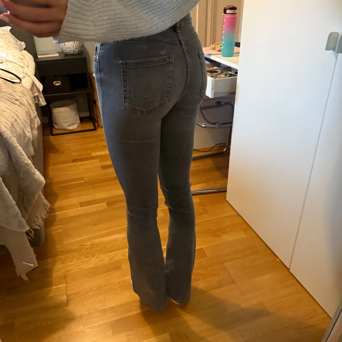 Grå bootcut jeans från ONLY  - 1