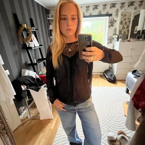 Svart blus - Supersnygg svart blus! Pris kan diskuteras 🩵🩵