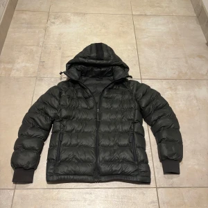  Peak Performance vinter jacka  - Snygg mörk grön vinterjacka från peak performance. Jackan är i storlek 160 och är i jätte bra skicka inga skador på den. Jag hade den förra vintern och då var jag ungersk 165cm lång. Skulle säga att den passar personen som är 160-168 ungefär. Skriv om du har några frågor.