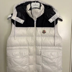 Moncler Väst Luva  - Moncler Väst i storlek 1. Born to protect kollektionen. Passar S/Xs. Mycket fint skick