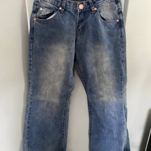 OneTeaspoon Westenders wide jeans - Blå jeans från OneTeaspoon, modell Westenders med låg midja och avslappnad wide leg-passform. Klassisk femficksdesign, ljus tvätt med slitna detaljer och raka ben. Perfekta för en chill och trendig look.