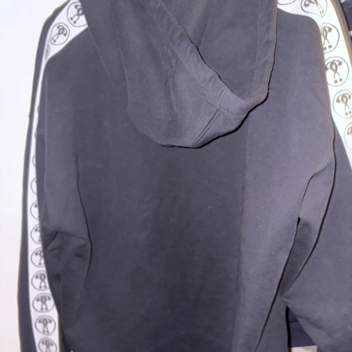 Svart Moschino hoodie med logga - 1