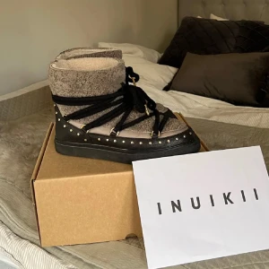 Grå Inuikii boots med nitar och snörning - Snygga grå boots från Inuikii, 4500kr, använda ett fåtal gånger. Inte slitna, inga defekter - fint skick! Kan mötas upp så man kan testa!