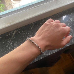 Silver kedjearmband - Ett snyggt kedjearmband. 18 cm långt.