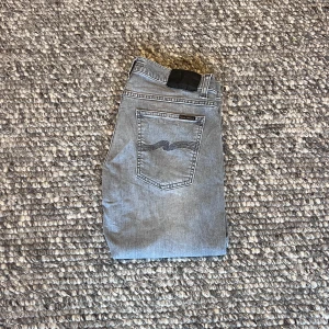 Grå Nudie jeans  - Säljer ett par stilrena grå Nudie jeans i modellen thight Terry, Storlek 32. Skick 10/10 inga konstigheter. Priset kan diskuteras vid snabb affär. /Scandi Reventio