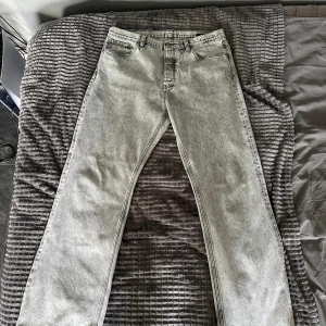 HOPE Rush Jeans  - Gråa Hope Rush Jeans i storlek 36. Använda men väl bevarade och fortfarande i bra skick.                         Längd: 110cm Innerbenslängd: 80cm Midja rakt över: 46cm
