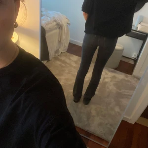 Lågmidjade Acne jeans - Mörkgrå jeans, äkta från Acne! Jeansen är i rakare modell nertill men ändå tajta i låren och har en låg midja. Acne loggan syns ovanför ena bakfickan och har lappar inuti. Älskade att ha dessa till en figursydd tröja men nu börjar de tyvärr bli aningen för små så de får hitta ett nytt hem 🫶 pris kan absolut diskuteras och skriv för fler bilder ⭐️