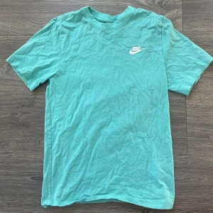 Turkos t-shirt från Nike - Säljer en turkos t-shirt från Nike med klassisk logga tryckt på bröstet. För både killar och tjejer.💞
