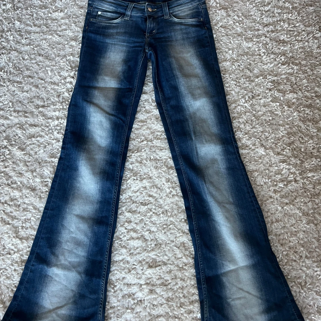 Blå lågmidjade bootcut jeans