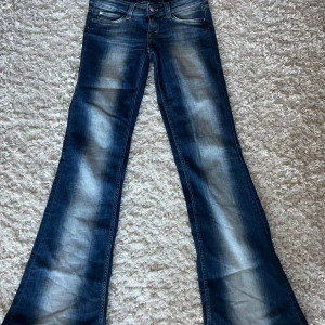 Blå lågmidjade bootcut jeans - As snygga lågmidjade jeans! Säljer pga dom ör för stora för mig 🥲.  De är i storlek w29L34