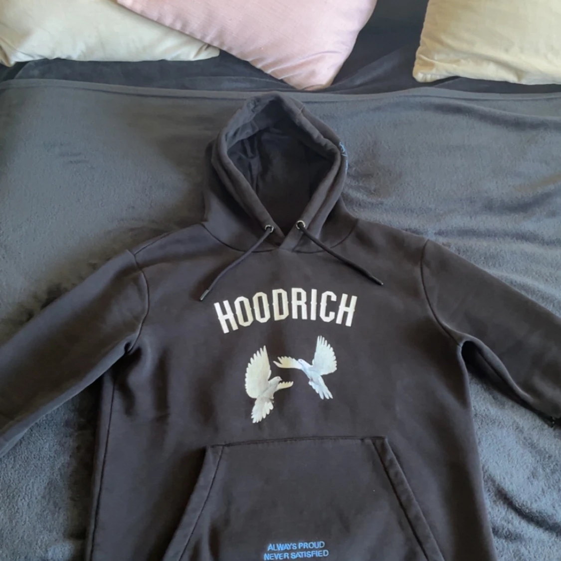 Svart hoodie från Hoodrich med fågeltryck - 1