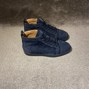 Christian Louboutin - KVITTO FINNS!! Höga sjukt snygga marinblå loubs utan nitar i storlek 37! Passar lika bra på storlek 38! Nypris 12000kr! Dustbag medföljer vid köp! Garanterar 100% äkthet! Skorna är i nyskick! Säljer för ett väldigt billigt pris! 2 defekter finns på andra sidan skorna(Fråga efter bild). Mvh DC 