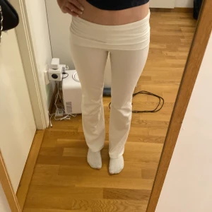 Vita byxor från Gina Tricot - Säljer ett par vita byxor från Gina Tricot med hög midja och utsvängda ben. Byxorna har en mjuk och stretchig känsla, perfekta för en avslappnad och trendig look. Passar dig som gillar bekväma och stilrena plagg. Kontakta innan du trycker på köp nu!🩷