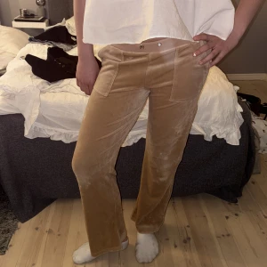 Beiga juicy couture byxor äkta  - Säljer ett par beiga juicy couture. De är tyvärr för små och använda bara en gång. Perfekta för en avslappnad och trendig look. Pris kan diskuteras.