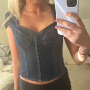 Jeans-korsett från Forever 21 x Shein - Säljer en snygg jeans-korsett från Forever 21 x Shein. Den är aldrig använd och är tyvärr lite stor på mig, storlek S men passar även M💗