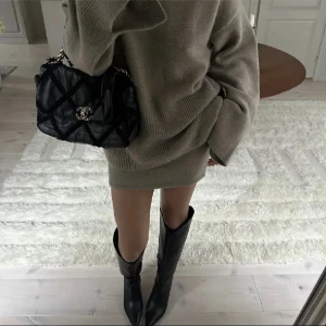 Beige stickat sett från NAKD med kjol och tröja  - Mysig beige stickat sett. Köptes second hand men kommer tyvärr inte till användning, tröjan är i s och kjolen är i xxs (med stretch passar mig som bär s utmärkt)             Från Lojsan Wallins kollektion❤️