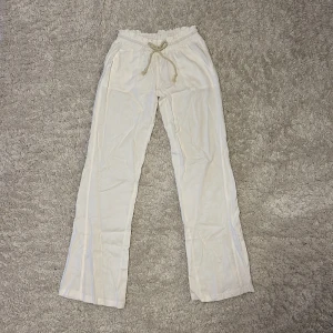 Roxy linnebyxor - Säljer ett par vita Roxy linnebyxor. Aldrig använda så är i nyskick.😽❤️❤️
