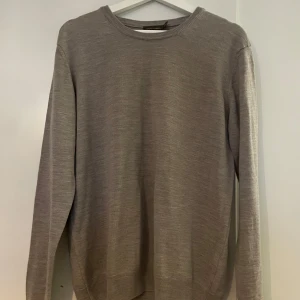 Oscar Jacobson merinoull tröja - Oscar Jacobson merinoull tröja i storleken M-L slimfit passar 180-190. Skick 9,5/10