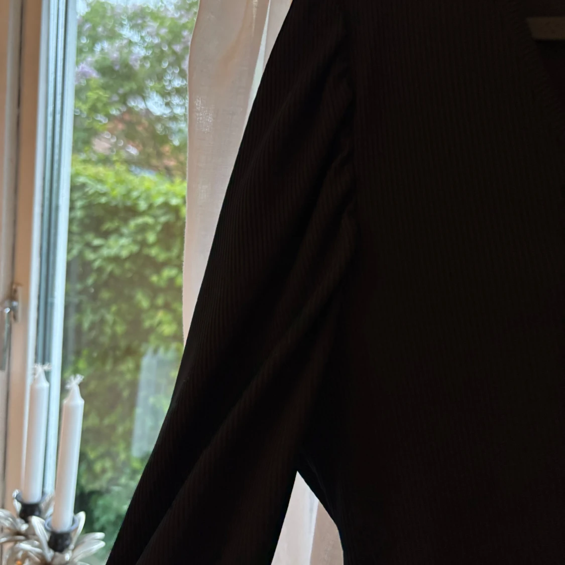 Svart topp med v-ringning från Boohoo - 2