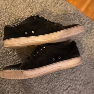 Lanvins - Tja, säljer ett par lanvins som är lite slitna. Det är bara att fråga om du har några frågor 👍