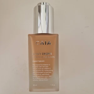 CAIA Dewy Drops Serum Foundation 30W - Foundation från CAIA i nyansen 30W. Helt ny, enbart testad. Tyvärr så var nyansen lite för mörk för mig därav säljer jag denna. 