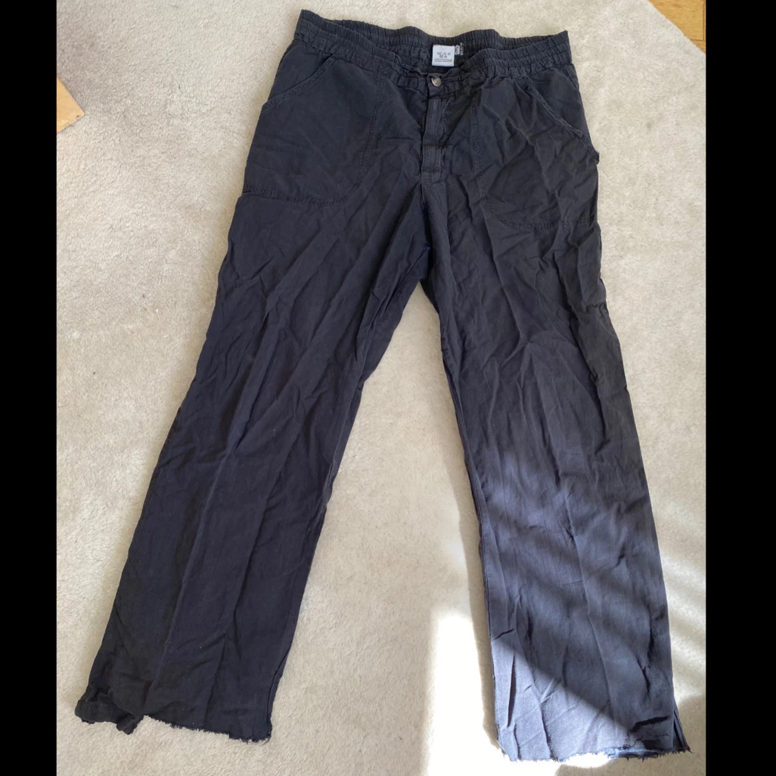 Svarta byxor från Heavy med råa benslut