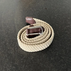 Beige skärp  - Flätat beige skärp helt o använd 