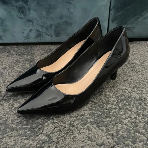 Svarta Klackskor - Jättefina svarta klacksskor. Ca 5 cm klack. Endast använda en gång. Säljer pga att de är för små för mig💓💓