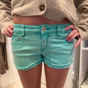 Turkosa jeansshorts - Ett par jeansshorts från telly wejl med låg midja. Köpta secondhand men aldrig använda sen dess, endast testade. Kom gärna med prisförslag 💕