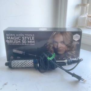 Magic Style Brush 30 mm från Björn Axén Tools - Elektrisk rundborste från Björn Axén Tools i samarbete med OBH Nordica. Borsten är 30 mm i diameter, har svart och vit design med borstpiggar och är perfekt för att styla och skapa volym i håret.