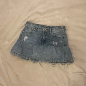 Jeanskjol  - jättefin jeans kjol med volang, knappt andvänd! har sytt själv, midjemåttet totalt är 78cm🩷