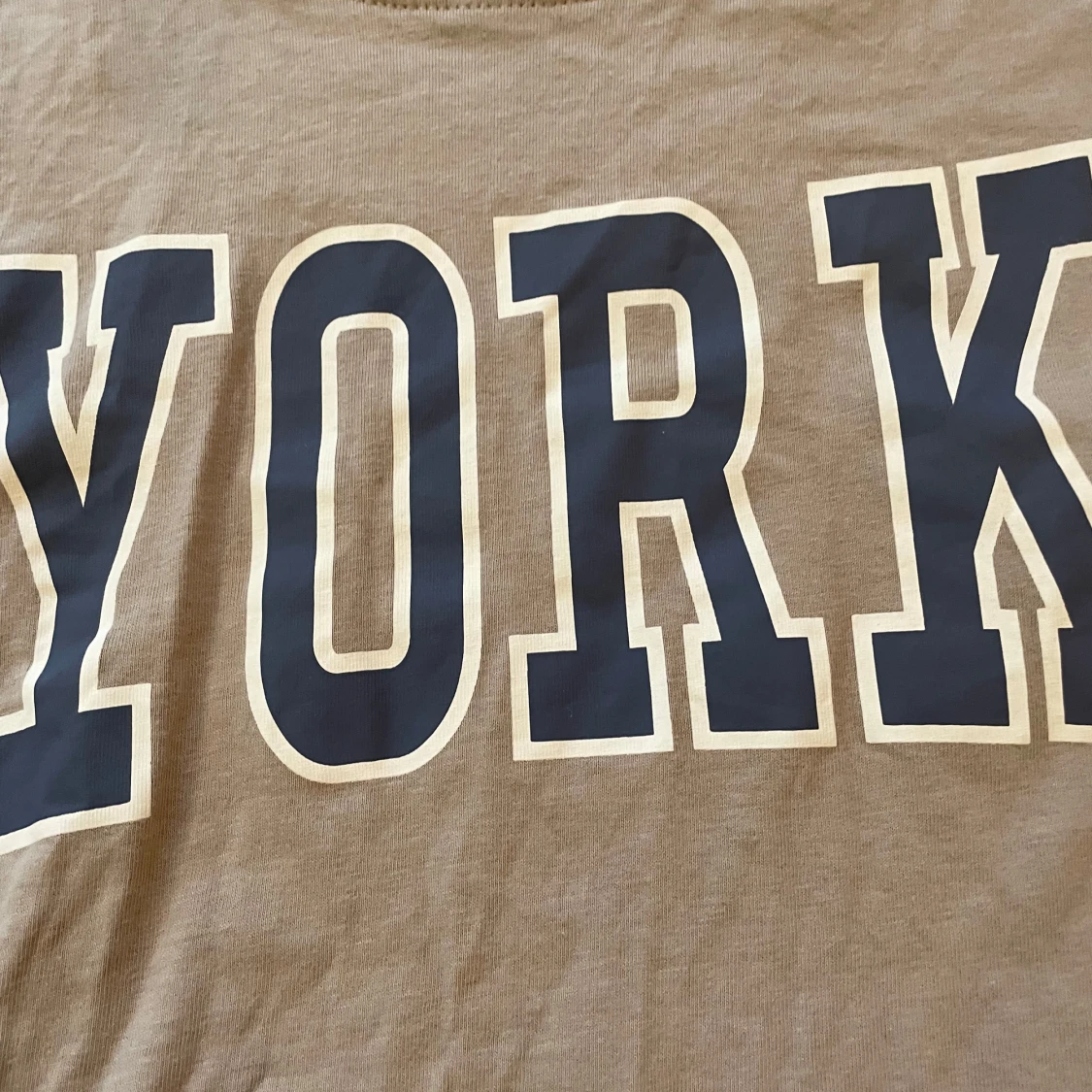 Beige t-shirt med tryck från lager 157 - 1