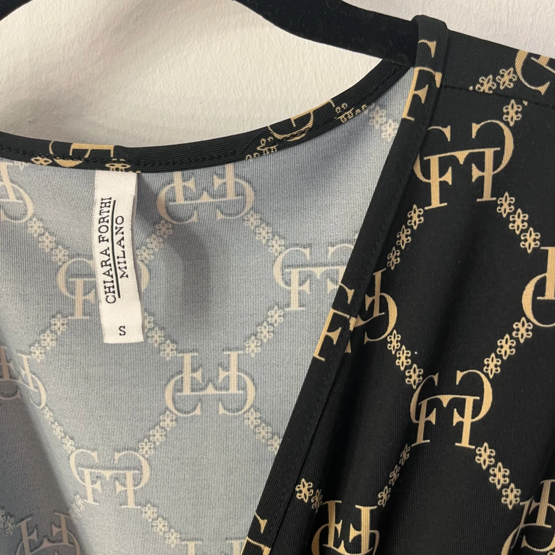 Svart omlottklänning med gulddetaljer från Chiara Forthi - 1