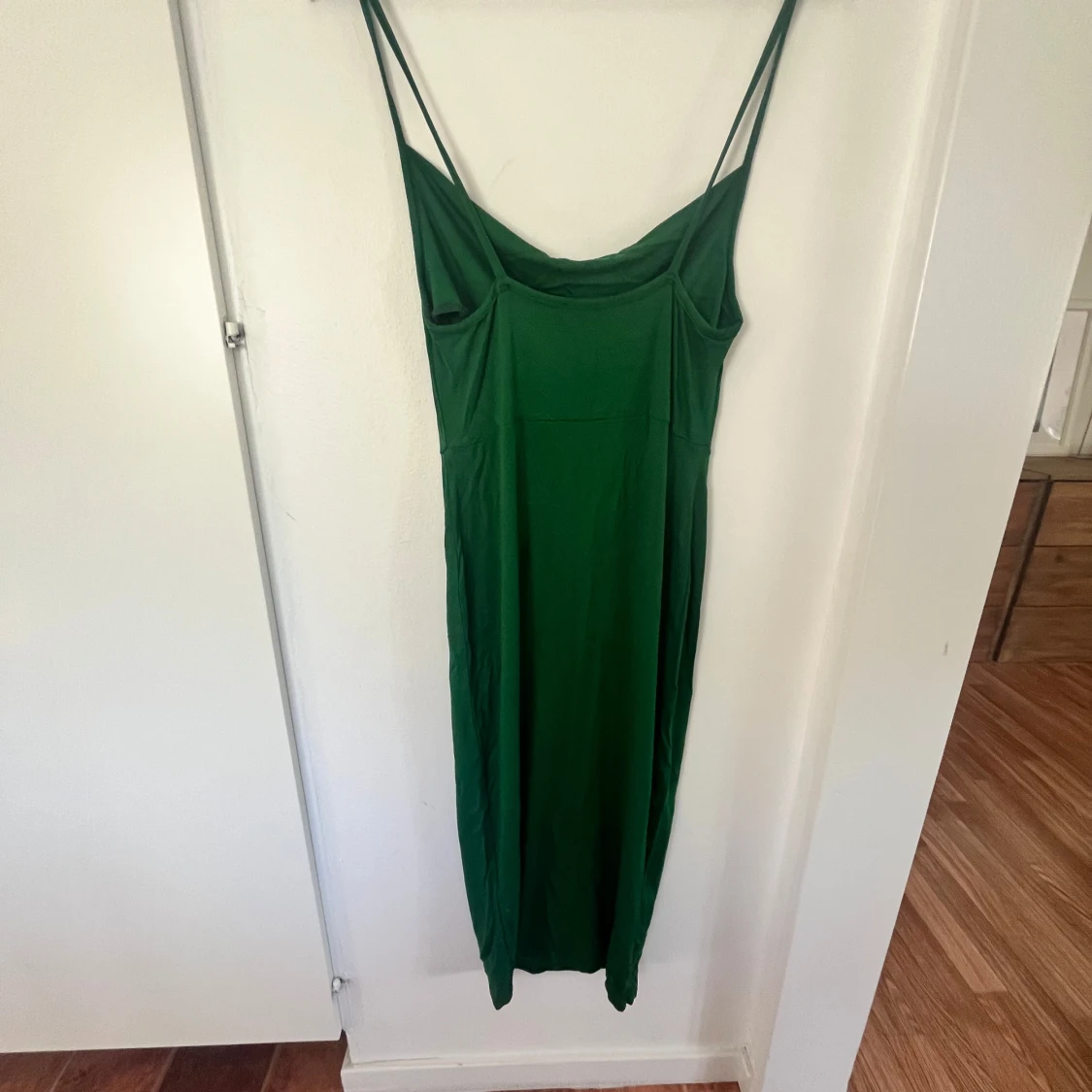 Grön långklänning med tunna axelband från ASOS DESIGN - 1