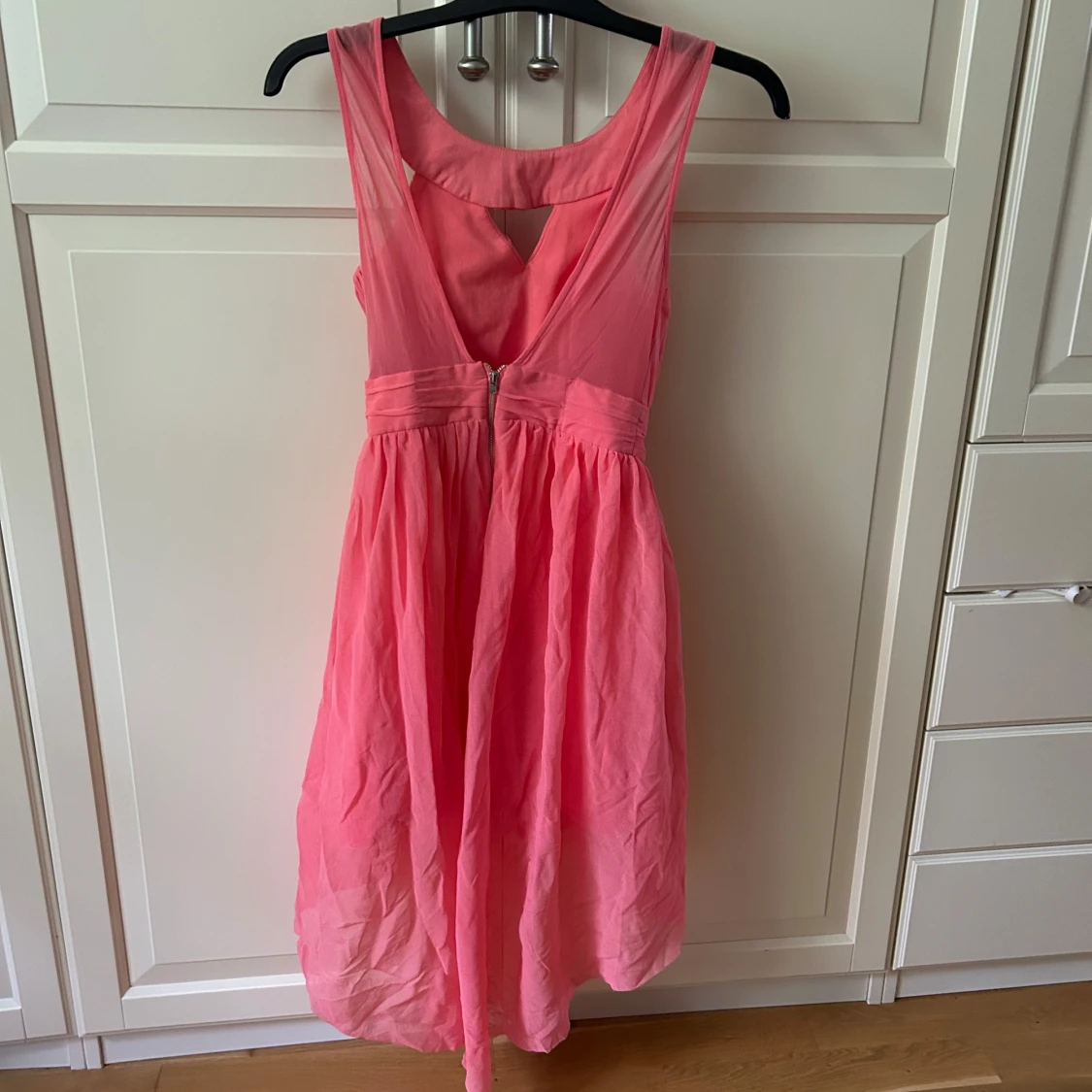 Rosa festklänning med strass från Elise Ryan - 1