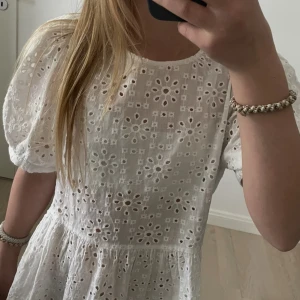 Vit broderad klänning från Lexington - Superfin vit klänning från Lexington med broderade detaljer.  Oanvänd.