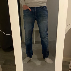 Jack & Jones jeans Slim straight  - Säljer ett par Jack & Jones jeans modellen Comfort Mike som sitter som slim straight .  Dem passar också till W30. Jeansen har fem fickor, dragkedja och knapp i midjan. Perfekta till vardags och passar till det mesta. Snygg tvätt och skönt material! Hör av dig vid minsta fundering!