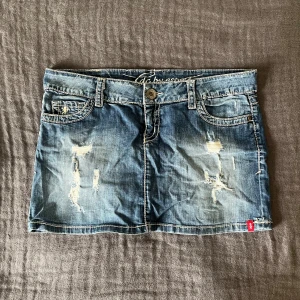 Lågmidjad jeanskjol - Så himla snygg jeanskjol från Esprit med låg midja. Kjolen har jätte snygga detaljer som är lite True Religion liknande. Jag har vanligtvis storlek M/38 och den sitter lite löst därför säljer jag. Perfekt till sommaren och priset kan diskuteras!