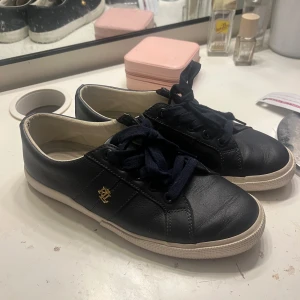 Svarta skor Ralph lauren - Säljer dessa svarta skor. Inte jätte använda men på högra skons häl så är de lite nött. Annars är de bara sulorna på skon som är lite smutsig som ni ser på bilderna