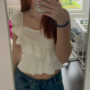 vit volang topp - Vit volang topp i bra skick! Säljas då jag inte får använing av den🙏🏼 Passar xs/s