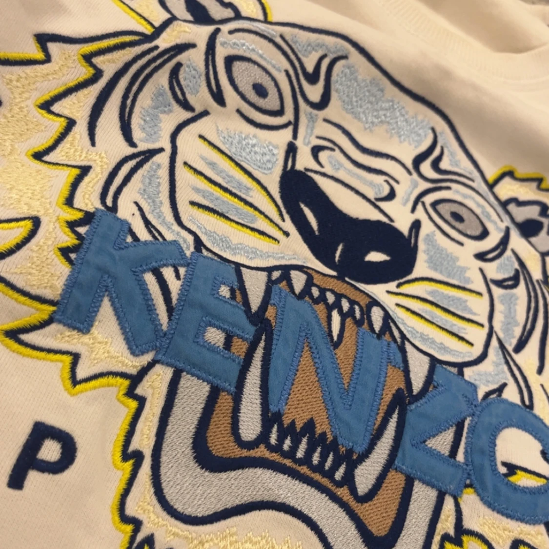 Vit sweatshirt med tigerbrodyr från Kenzo - 3