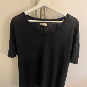 Linne topp - säljer denna topp i 100% linne. Om du är intresserad utav flera grejer i min profil så skriv till mig så kan jag göra en annons med det du önskar. Det blir billigare än bundle då köparavgiften inte blir lika hög. 🫶🏻